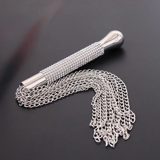 Fouet court à chaînes en alliage métallique – Fouet élégant à pompons pour des moments BDSM raffinés